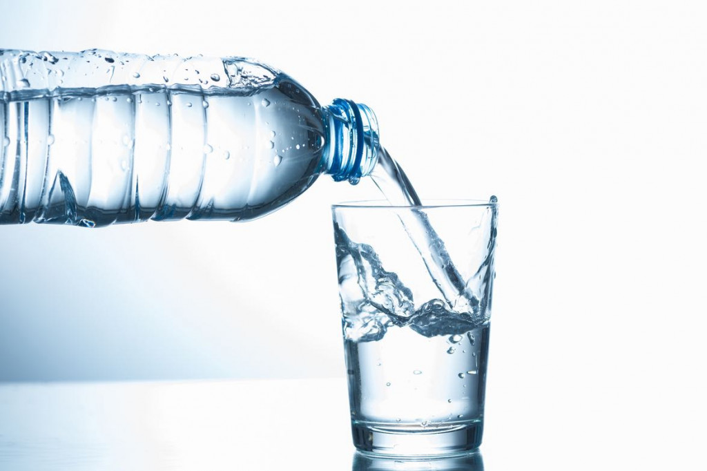 Những lầm tưởng khi uống nước đóng bình